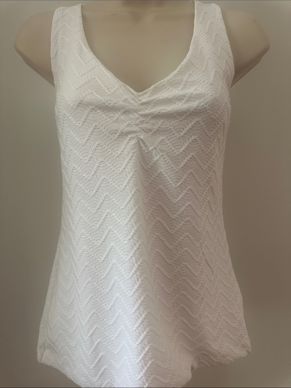 WHBM White Textured V-Neck Sleeveless Top